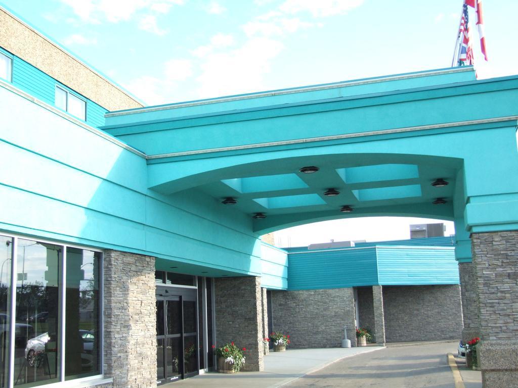 Lakeland Inn Hotel Cold Lake Exterior photo